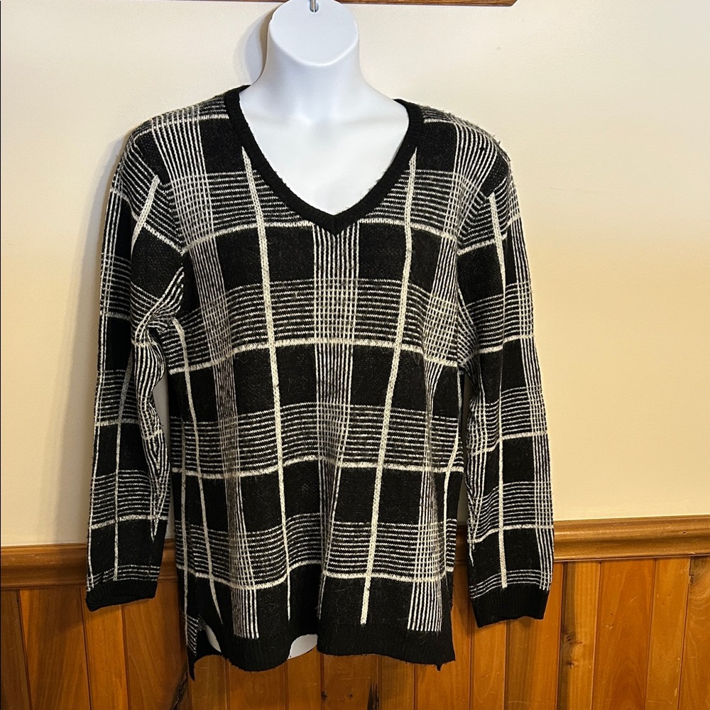 Black and White Plaid Sweater   Size XXL